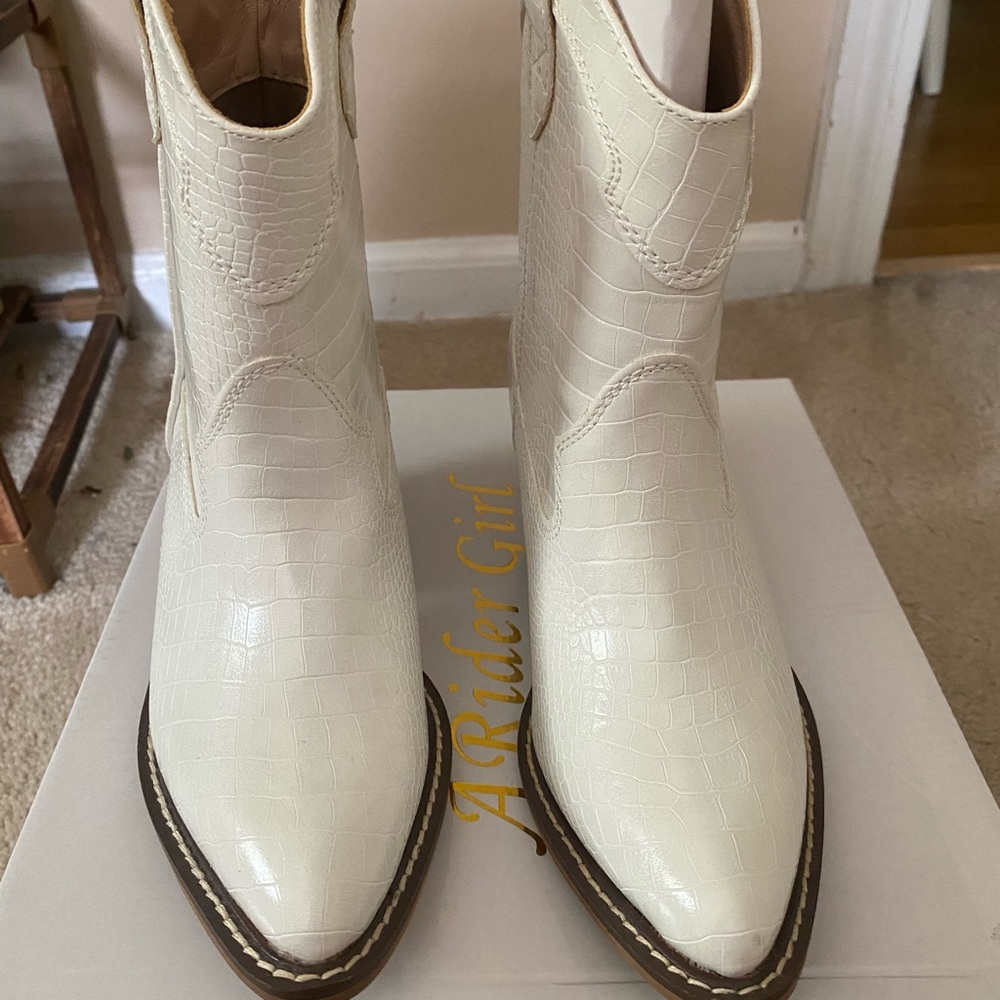 Women's Cream Cowgirl Boots